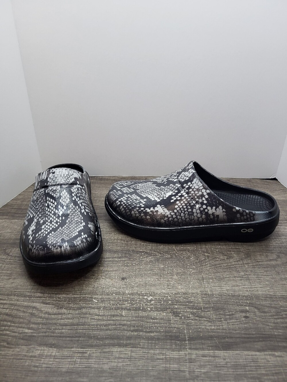 OOFOS OOcloog Clogs Black & Gray Snake Print Mule Women's Size 10 Slip-On
